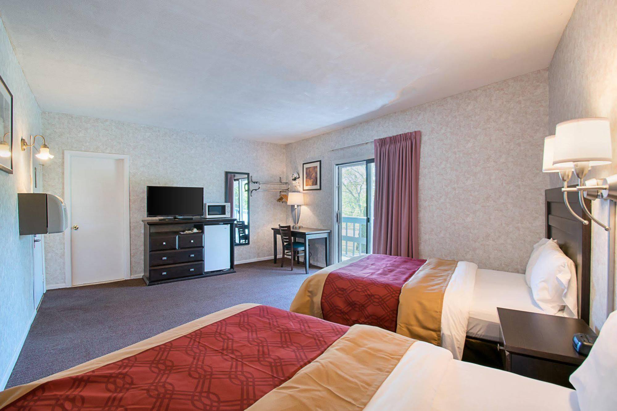 HOTEL ECONO LODGE LEE - GREAT BARRINGTON LEE, MA 2* (United States) - from  £ 47 | HOTELMIX